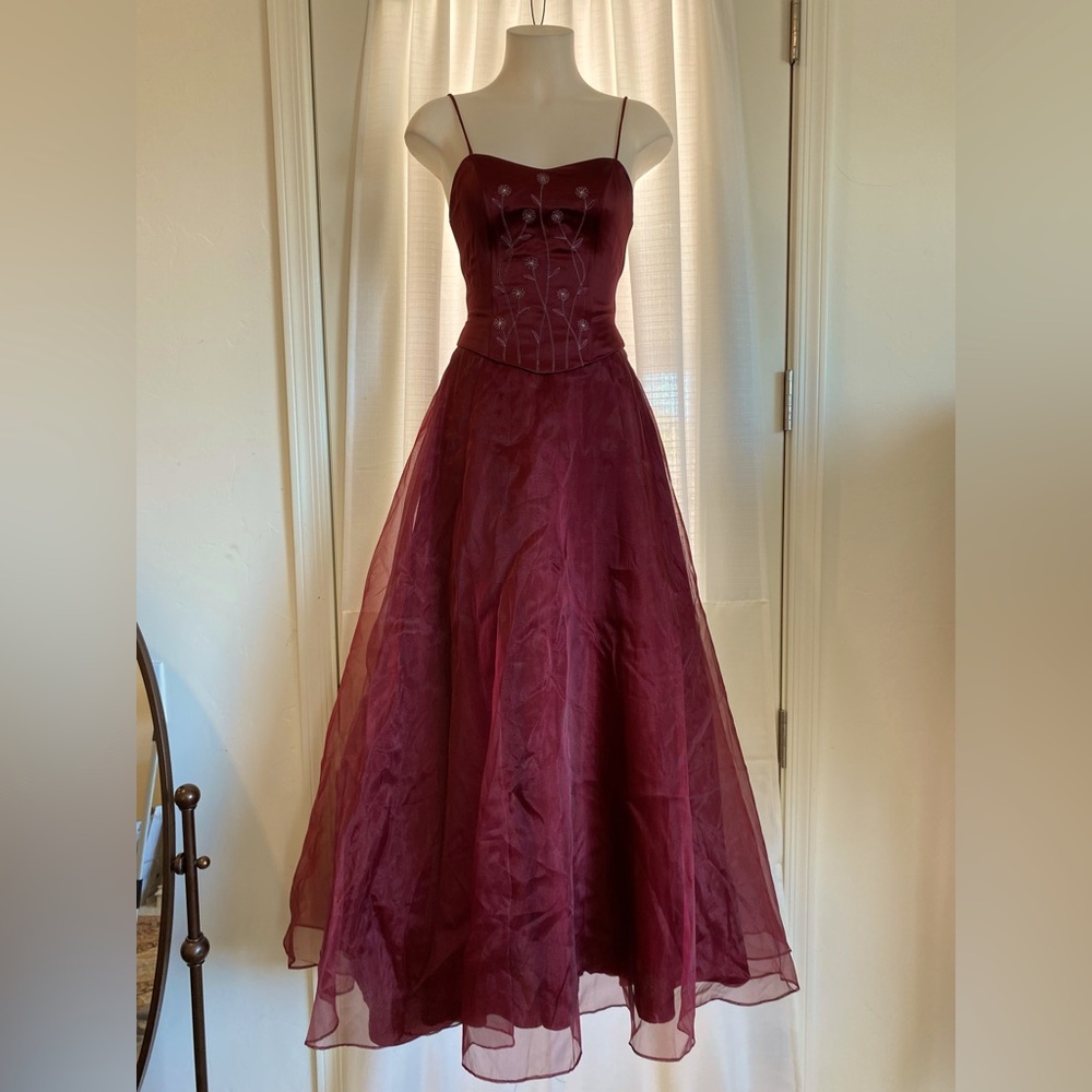 Burgundy sweetheart neckline dress